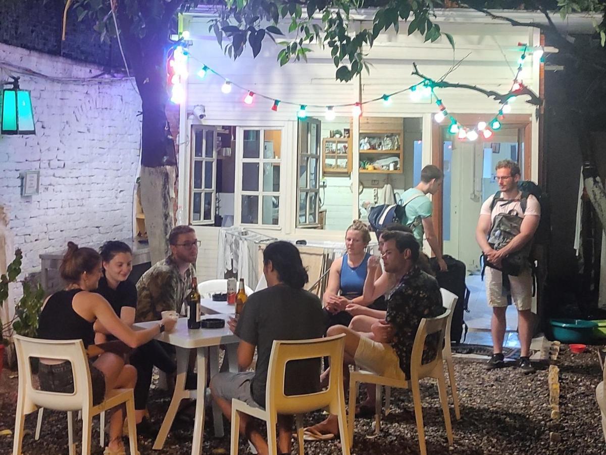 Zig Zag Hostel Tirana Extérieur photo